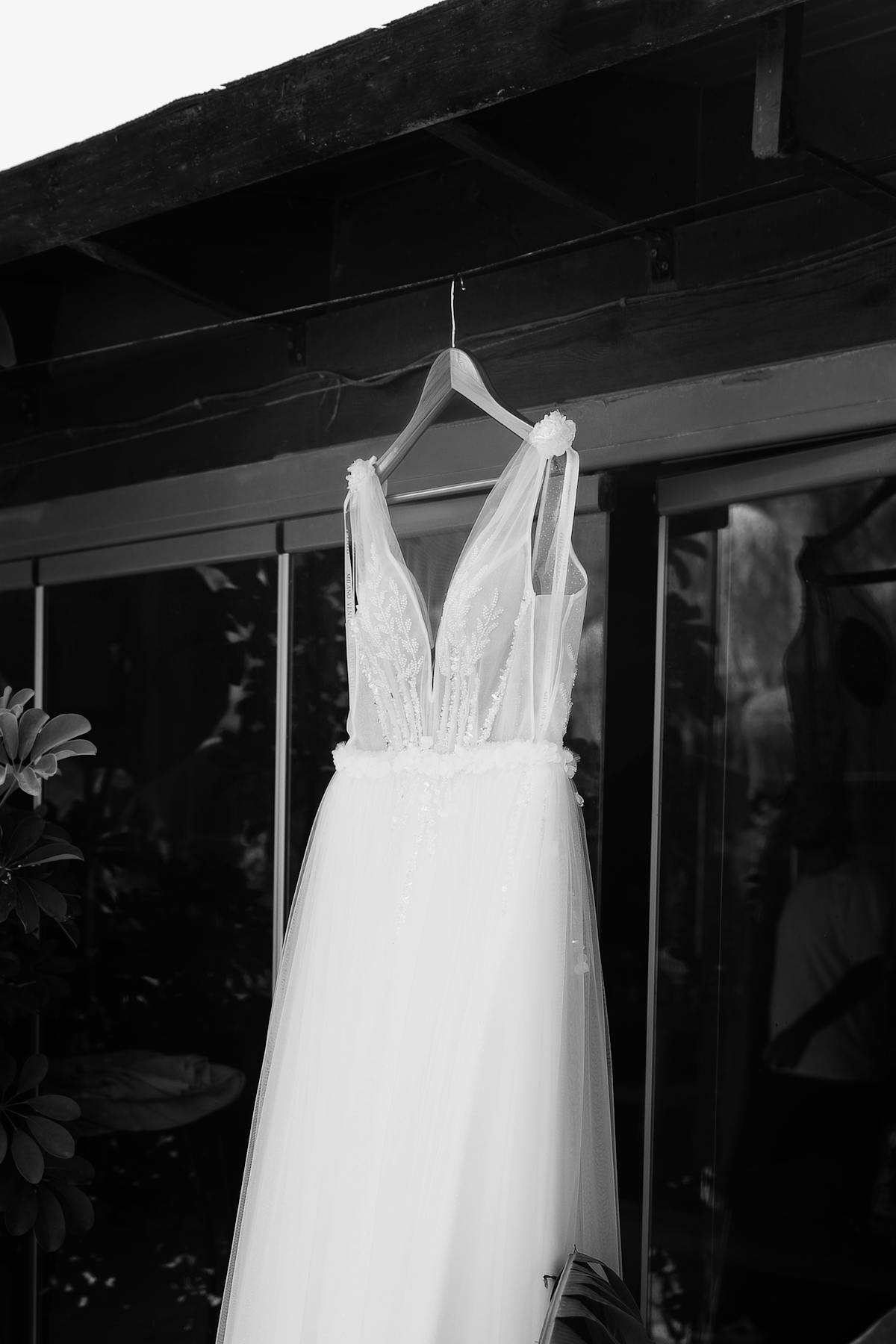 Askıda asılı zarif tül gelinlik